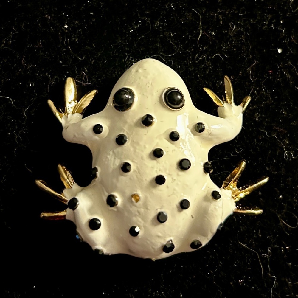 🐸Ribbit!! Ribbit!!Vintage Frog Broach with white enamel and gold tone accents .